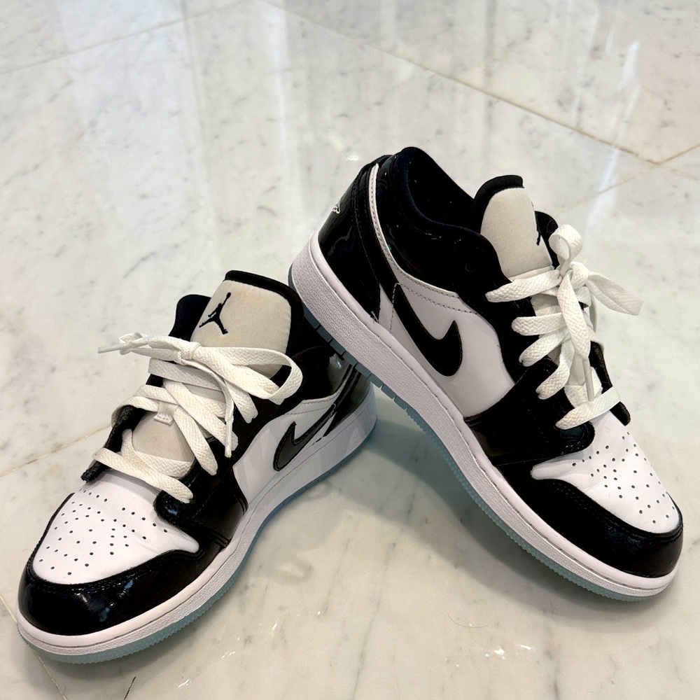 Air Jordan 1 low SE Concord Black and White Sneakers